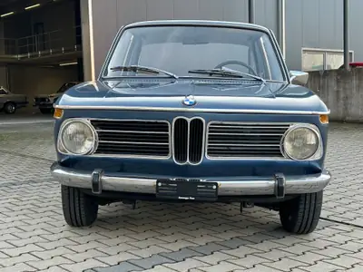 BMW 2002 E10 1969 — Coupé sportif vintage bleu, survivor rare et authentique — exterior view