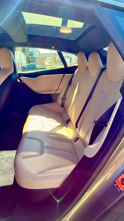 Tesla Model S 90D — Berline électrique performante, 525 ch, Autopilot inclus — vista posteriore