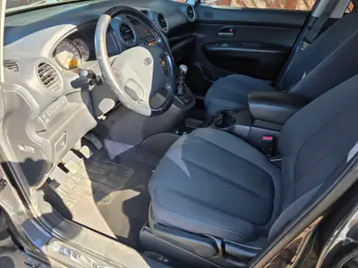 Kia Carens 2.0 CRDi VGT Trend — Monospace 7 places fiable, diesel économique — rear view