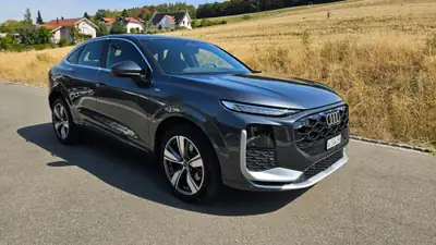 Audi Q3 2.0 TFSI S line quattro — SUV sportif hybride léger, quasi neuf — vue extérieure