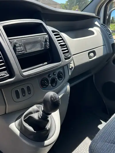 Renault Trafic 2.0 dCi 114 — Utilitaire fiable, premier propriétaire, entretien à jour — Thumbnail 9