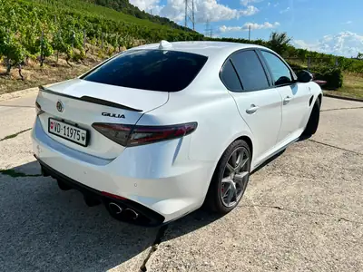 Alfa Romeo Giulia 2.9 V6 Biturbo Quadrifoglio — Berline sportive 510 ch, peu kilométrée — exterior view