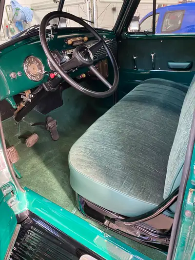 Chevrolet 3100 Pick-up 1949 — Légende americana restaurée, véhicule vétéran d'exception — Miniature 18