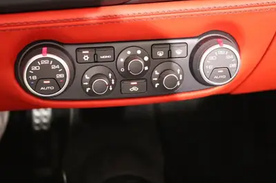 Ferrari 488 Spider 3.9 V8 — Roadster légendaire, 31 800 km, intérieur full carbone — Miniatura 13