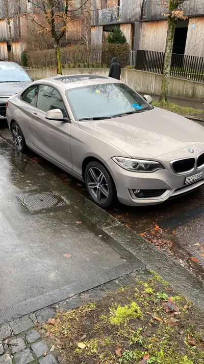 BMW 220i Coupé Sport Line — Élégance sportive avec motorisation 184 ch et entretien impeccable — exterior view