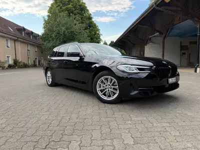 BMW 530d xDrive Touring — 286 PS, hybride léger, équipement premium — vista posteriore