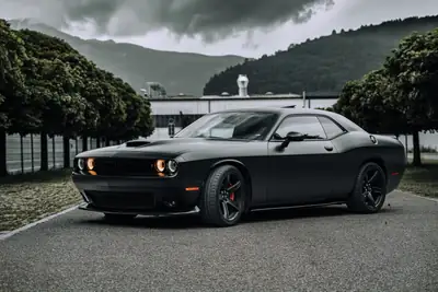 Dodge Challenger SRT 392 — V8 HEMI 492 ch, échappement sport signature, allure satin noir — côté