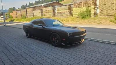Dodge Challenger SRT 392 — V8 HEMI 492 ch, échappement sport signature, allure satin noir — arrière