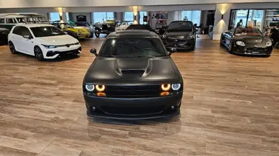 Dodge Challenger SRT 392 — V8 HEMI 492 ch, échappement sport signature, allure satin noir — tableau de bord