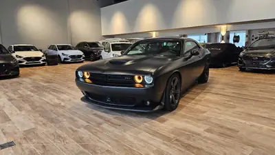 Dodge Challenger SRT 392 — V8 HEMI 492 ch, échappement sport signature, allure satin noir — intérieur