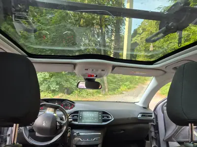 Peugeot 308 SW 1.2 PureTech Active — Break spacieux, moteur efficace, 87 000 km — tableau de bord