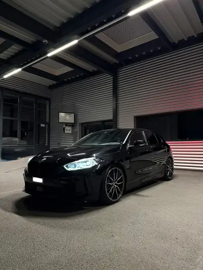 BMW M135i xDrive M Performance — Berline sportive 306 ch, faible kilométrage — side view