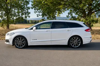 Ford Mondeo 2.0 HEV 187 Vignale — Familiale hybride élégante, toit panoramique — côté