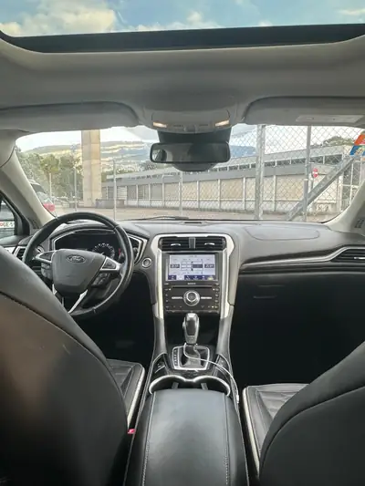 Ford Mondeo 2.0 HEV 187 Vignale — Familiale hybride élégante, toit panoramique — détail
