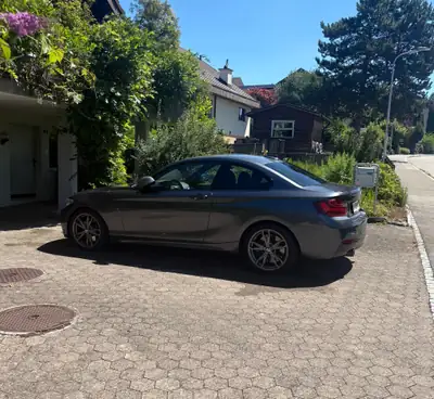 BMW M235i — Coupé sportif 326 ch, faible kilométrage et historique sans sinistre — side view
