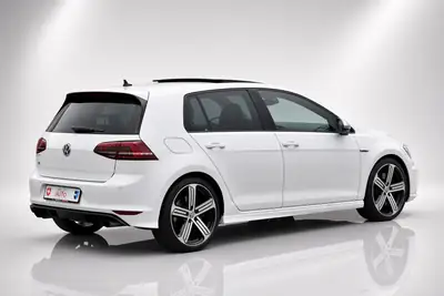 VW Golf 2.0 TSI R 4Motion DSG — 301 ch, berline sportive tout-terrain — tableau de bord