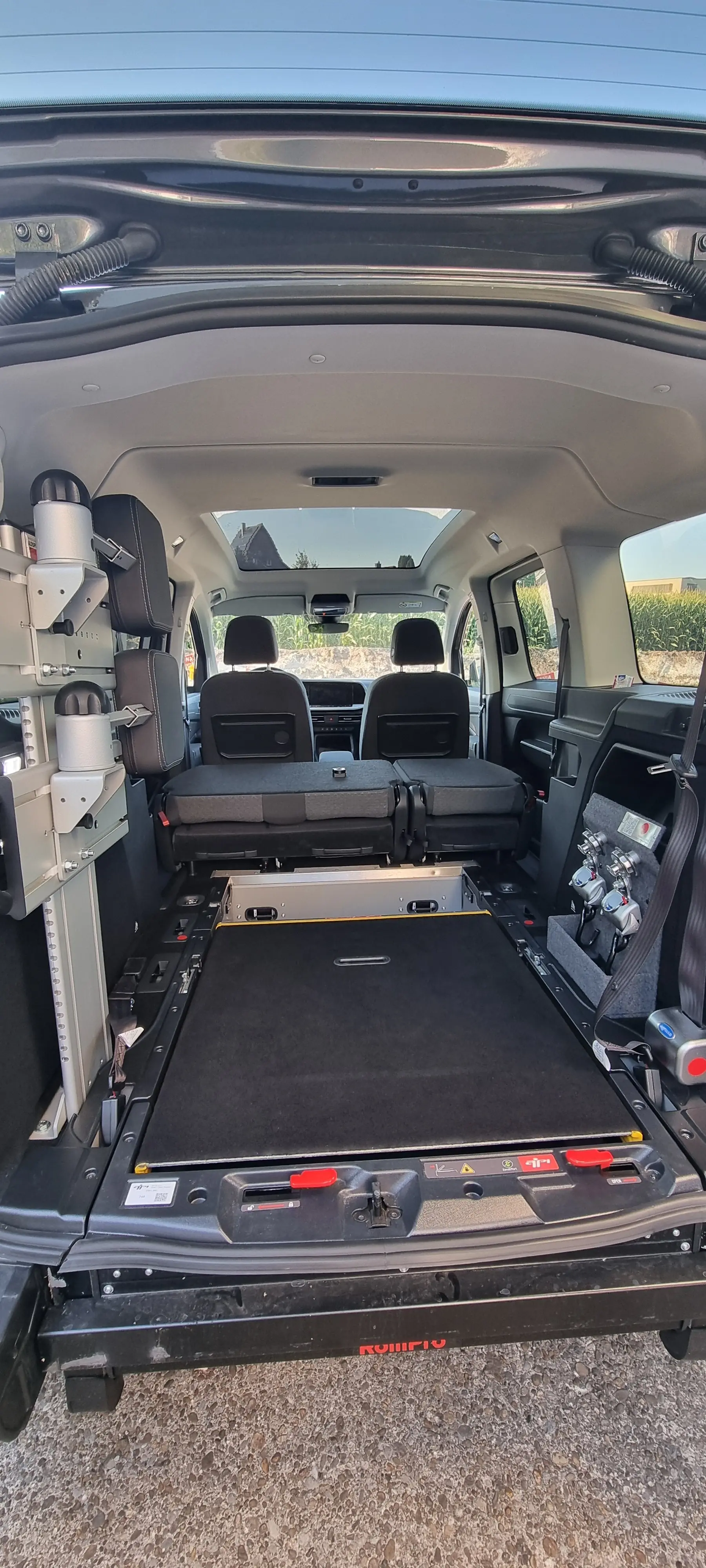 Ford Tourneo Connect 2.0 EcoBlue 122 Titanium — Minivan accessible 2024, véhicule pour fauteuil roulant