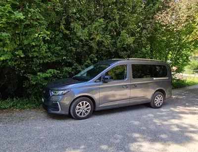 Ford Tourneo Connect 2.0 EcoBlue 122 Titanium — Minivan accessible 2024, véhicule pour fauteuil roulant — rear view