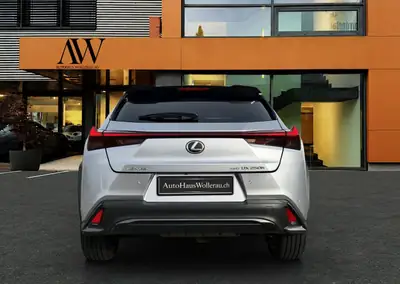 Lexus UX 250h F-Line 2024 — SUV Hybride Compact, Seulement 32'900 km — tableau de bord