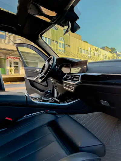 BMW X5 M50i xDrive 2021 — SUV premium 530 ch, état impeccable, faible kilométrage — side view