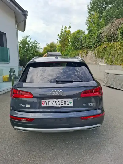 Audi Q5 2021 — SUV premium MHEV, 51300 km, transmission automatique — vista posteriore