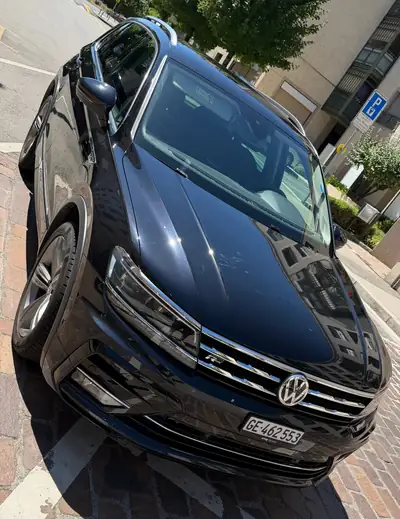 VW Tiguan 4 Motion R-Line 2018 — SUV 4x4 robuste et spacieux, très bon état — side view