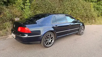 Volkswagen Phaeton 3.0 V6 TDI 4motion — Berline premium allemande, 385'000 km, jantes BBS R20 — Miniature 12