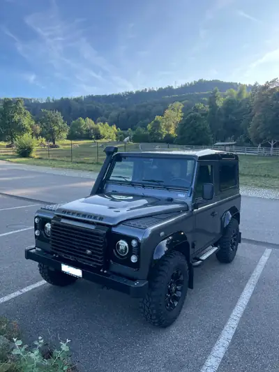Land Rover Defender 2.2 TD4 SW Legend — Robustesse légendaire et équipements premium — Seitenansicht