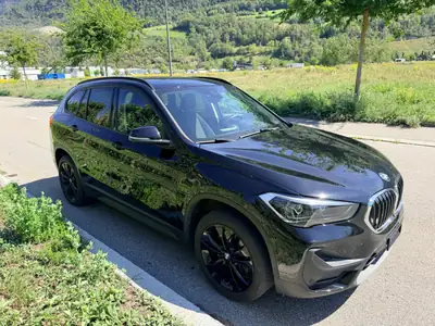 BMW X1 xDrive 20i Essential Edition — SUV polyvalent, 29 800 km seulement — Heckansicht