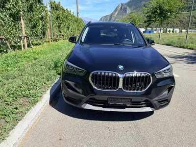 BMW X1 xDrive 20i Essential Edition — SUV polyvalent, 29 800 km seulement — Seitenansicht