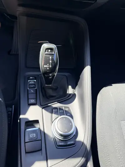 BMW X1 xDrive 20i Essential Edition — SUV polyvalent, 29 800 km seulement — Miniatur 7