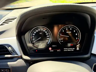 BMW X1 xDrive 20i Essential Edition — SUV polyvalent, 29 800 km seulement — Miniatur 10