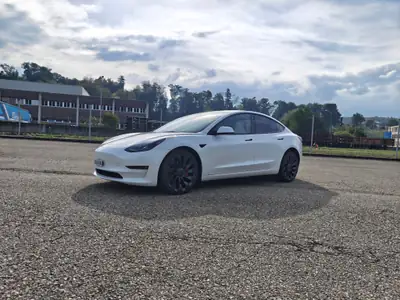 Tesla Model 3 Performance — Électrique haute performance, 58 000 km seulement — exterior view