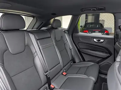 Volvo XC60 2.0 T5 R-Design AWD — SUV premium 250ch, état impeccable, 55'200 km — side view