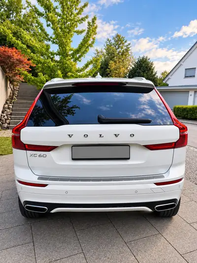 Volvo XC60 2.0 T5 R-Design AWD — SUV premium 250ch, état impeccable, 55'200 km — interior