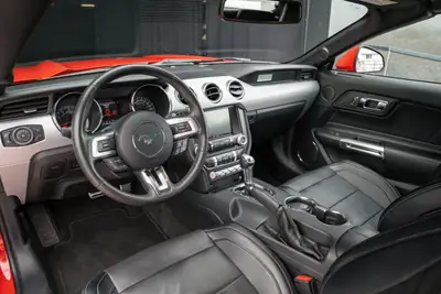Ford Mustang Convertible 2.3 Automat — Cabriolet mythique, 317 ch et faible kilométrage — Miniature 13