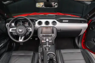 Ford Mustang Convertible 2.3 Automat — Cabriolet mythique, 317 ch et faible kilométrage — Miniature 15