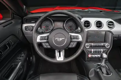 Ford Mustang Convertible 2.3 Automat — Cabriolet mythique, 317 ch et faible kilométrage — Miniature 16