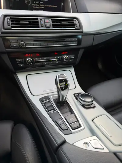 BMW 530d Touring xDrive — Break diesel performant, M Sport, faible consommation — Miniature 19