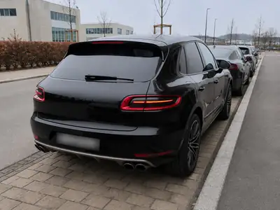 Porsche Macan 3.6 V6 Turbo Performance — 440 ch, Pack Carbone & Design Noir Intégral — Seitenansicht