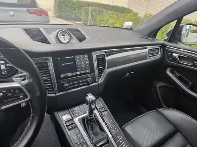 Porsche Macan 3.6 V6 Turbo Performance — 440 ch, Pack Carbone & Design Noir Intégral — Heckansicht