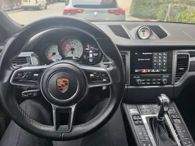 Porsche Macan 3.6 V6 Turbo Performance — 440 ch, Pack Carbone & Design Noir Intégral — Innenraum