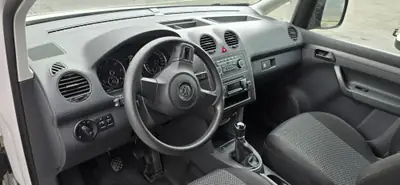 VW Caddy 2.0 TDI 4motion — Utilitaire polyvalent diesel avec traction intégrale — fianco
