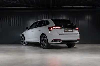 Skoda Scala 1.5 TSI Monte Carlo DSG — Berline dynamique, quasi neuve avec garantie constructeur — côté