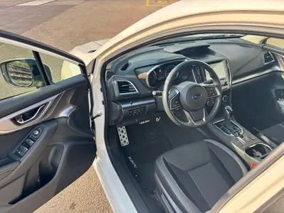 Subaru Impreza 2.0i e-Boxer Swiss Plus — Hybride légère, 4x4 fiable, très peu roulée — Heckansicht