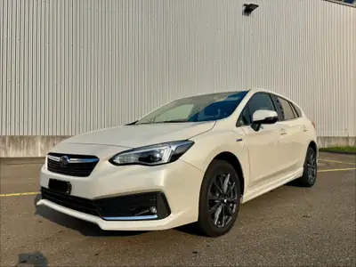 Subaru Impreza 2.0i e-Boxer Swiss Plus — Hybride légère, 4x4 fiable, très peu roulée — Seitenansicht