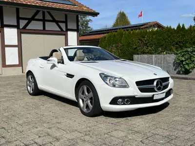 Mercedes-Benz SLK 200 — Cabriolet élégant, moteur performant et entretien impeccable — exterior view