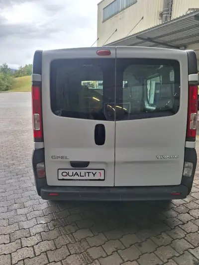 Opel Vivaro 2.0 CDTI 90 — Utilitaire compact fiable, sans sinistre, 154 800 km — rear view