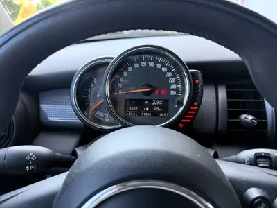 MINI Cooper 1.5i Steptronic — Citadine dynamique, boîte auto, 73'000 km — tableau de bord