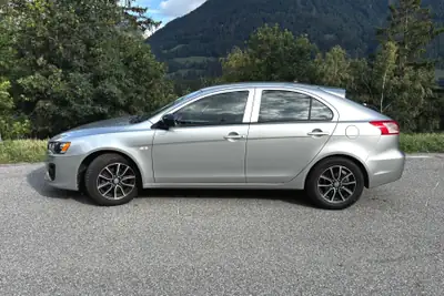 Mitsubishi Lancer 1.6 MIVEC Pure — Break pratique, excellent état, très peu kilométré — side view